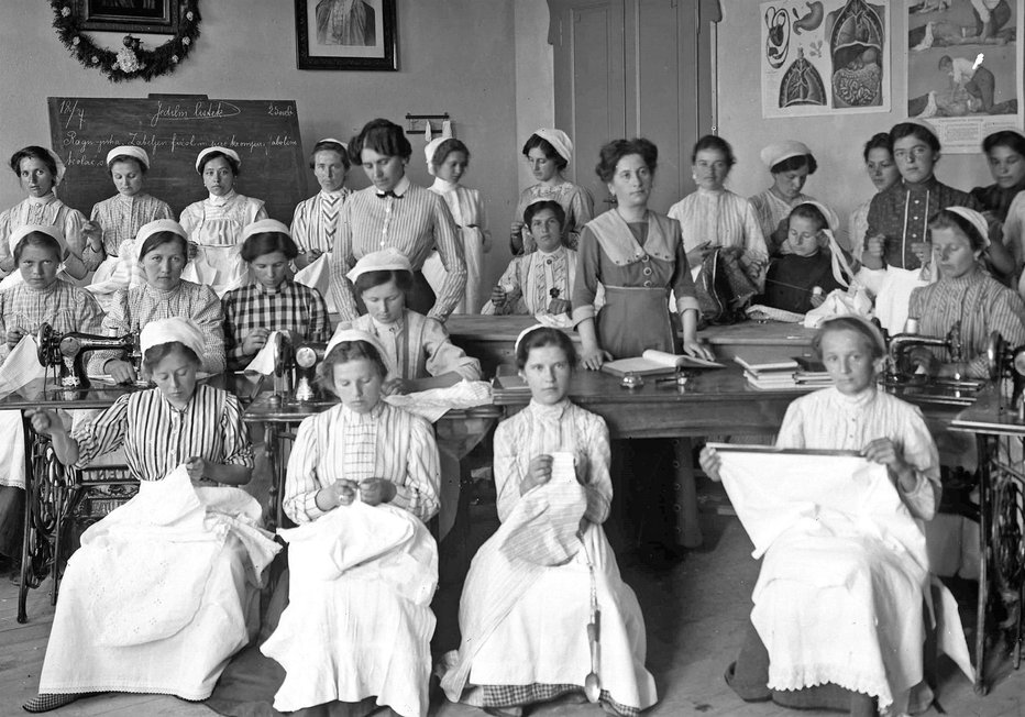 Fotografija: Gospodinjski tečaj v Društvenem domu v Domžalah leta 1912
Foto: Peter Naglič/zasebna zbirka Matjaža Šporarja
