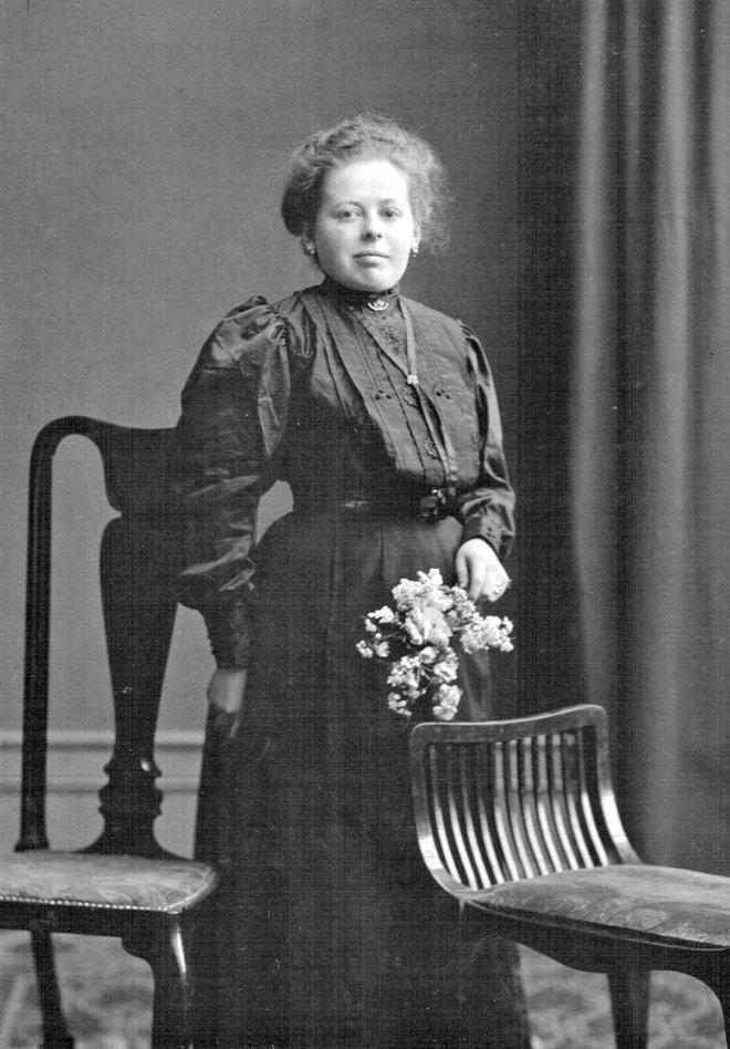 Anica Ahčin v Linzu kot šivilja slamnikov pred prvo svetovno vojno Foto: arhiv Menačenkove domačije
