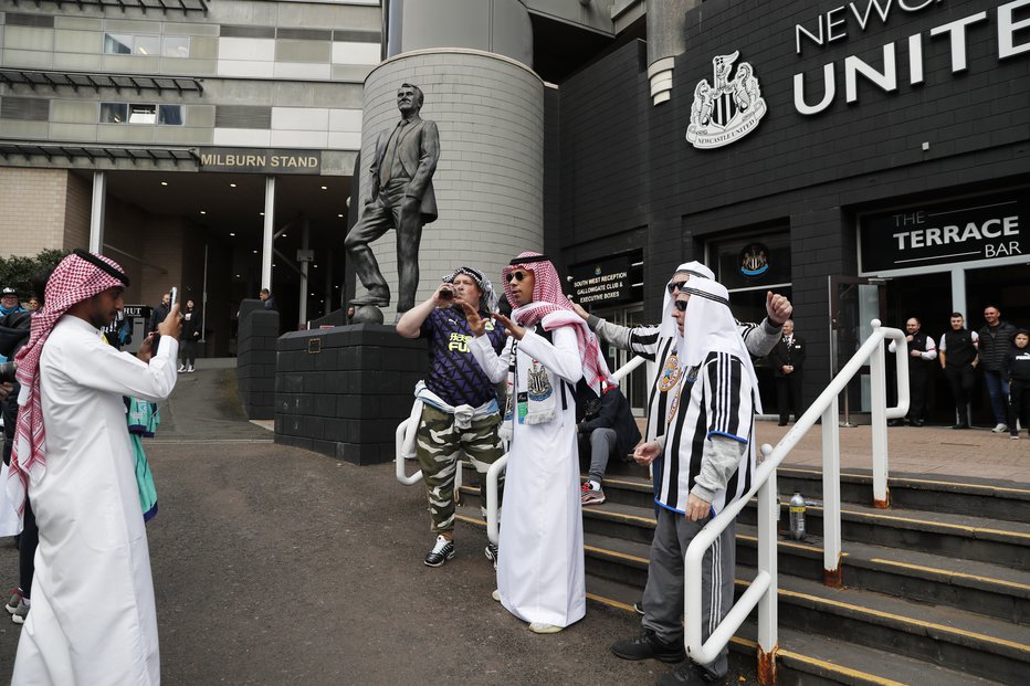 Fotografija: Newcastlovi navijači se požvižgajo na sloves savdskih lastnikov in si radi nadenejo arabska oblačila. FOTO: Lee Smith/Reuters
