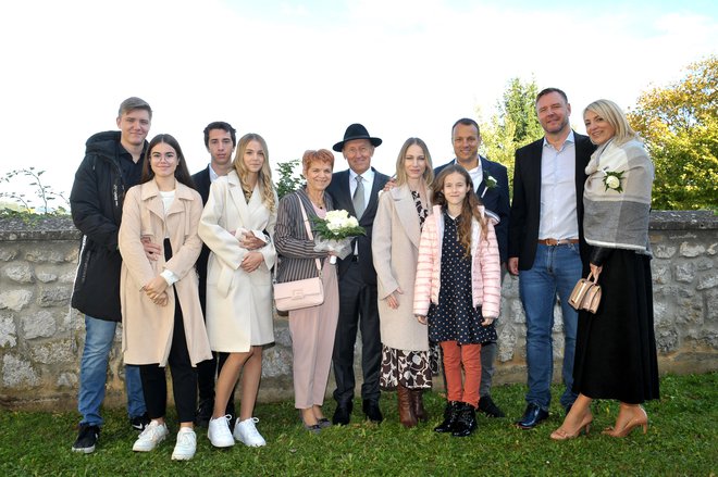 Ivan in Sonja s hčerko Vesno in sinom Iztokom ter njunima partnerjema, z vnuki in njihovimi izvoljenci

      

