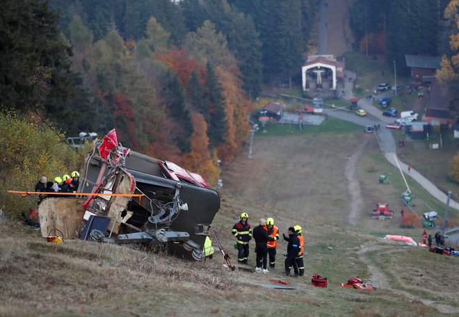 Huda nesreča gondole v češkem smučarskem središču. FOTO: David W Cerny, Reuters
