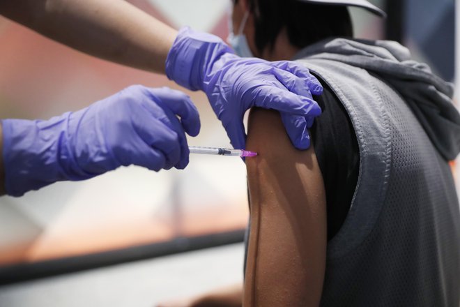 S cepljenjem se lahko zaščitimo pred hujšim potekom bolezni covid-19. FOTO: Leon Vidic
