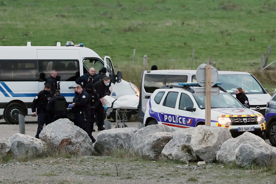 Fotografija: Francoski policisti odnašajo enega od nesrečnikov. vFOTO: Pascal Rossignol/Reuters

