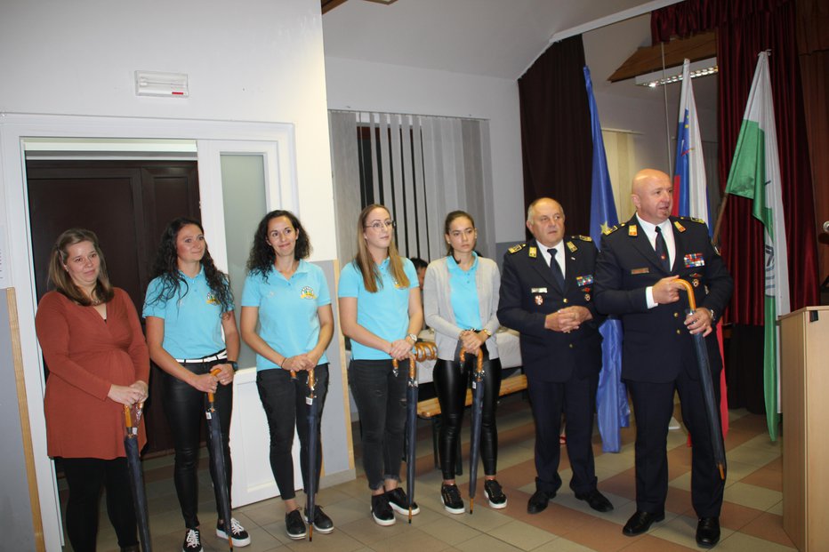 Fotografija: Članice ekipe A PGD Bodonci sta obdarila predsednik in poveljnik pomurske regije, Milan Antolin in Dušan Utroša.
