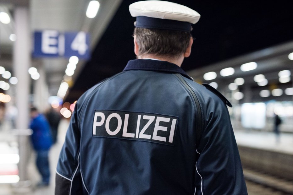 Fotografija: Policija v Rosenheimu je Slovenca snela z vlaka in ga drugič v istem dnevu ovadila zaradi več kaznivih dejanj. FOTO: Policija
