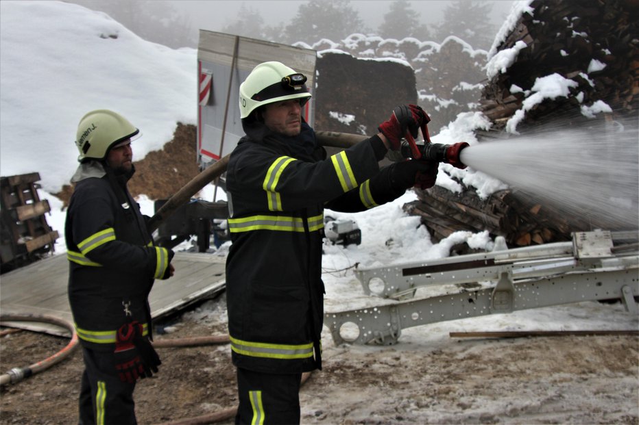Fotografija: Pri gašenju so najdlje vztrajali domači gasilci iz PGD Paška vas in PGD Mozirje. FOTOGRAFIJI: Jože Miklavc
