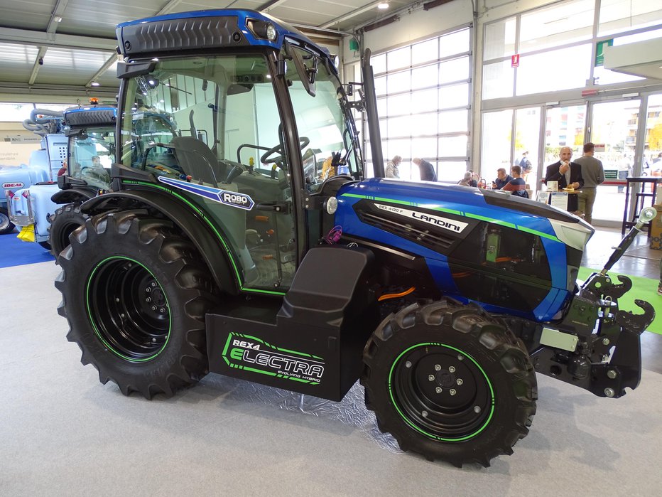 Fotografija: Landini rex 4-120 F electra – evolving hybrid je kompaktni sadjarsko-vinogradniški hibridni traktor. FOTOGRAFIJE: Tomaž Poje
