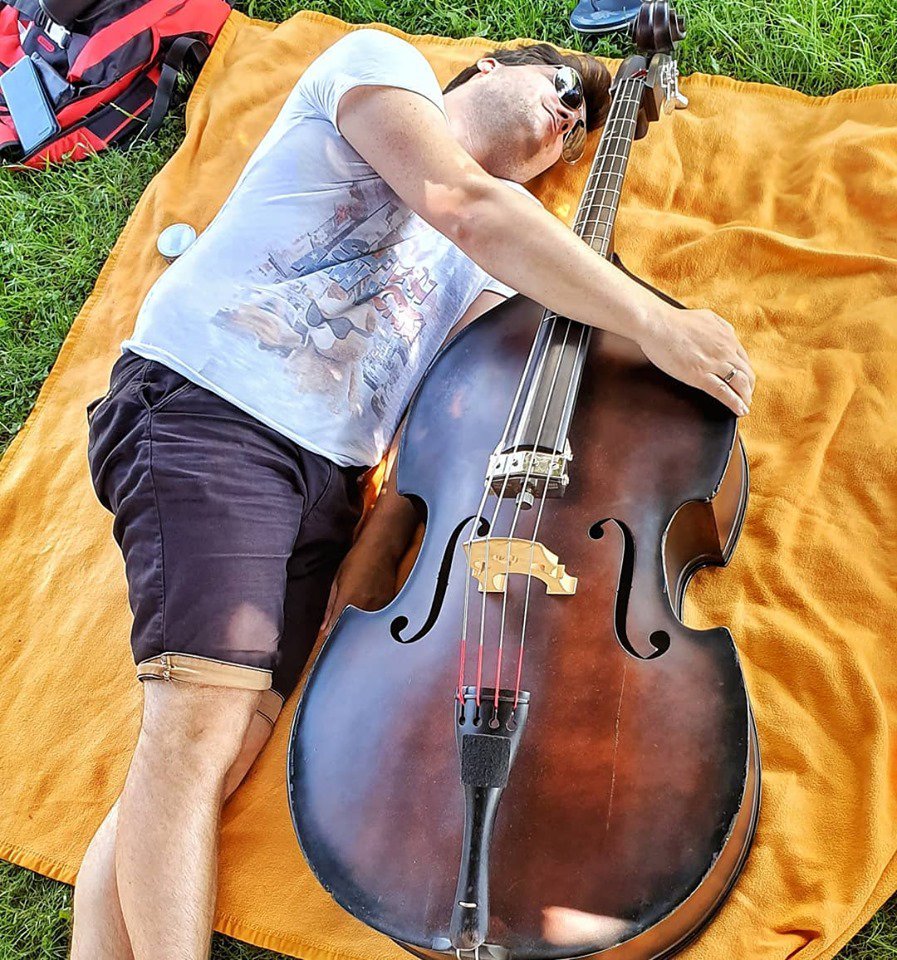 Fotografija: Aleš Jurman je zaspal kar v objemu svojega kontrabasa. Foto: Facebook
