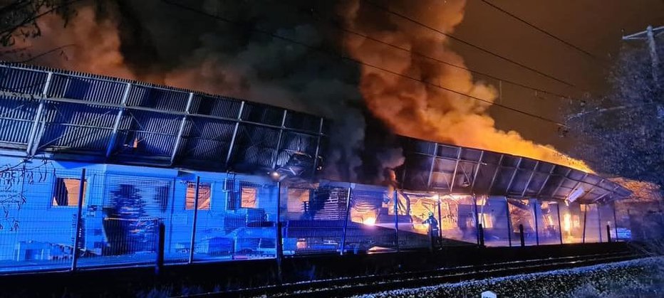 Fotografija: Požar je uničil poslopje v Vižmarjah. FOTO: GB Ljubljana
