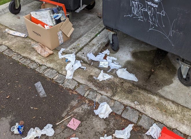 Po tleh je polno rabljenih kondomov in papirčkov. FOTO: bralec
