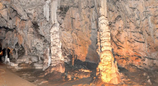 Motiv iz ene najbolj znanih kraških jam na svetu najverjetneje prikazuje kraj, imenovan Razpotje.