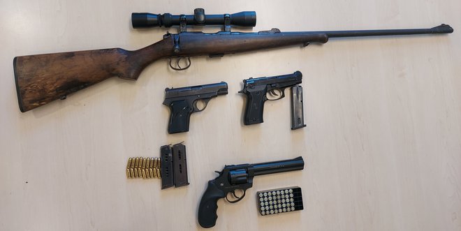 Med hišnimi preiskavami našli orožje. FOTO: PU Novo mesto
