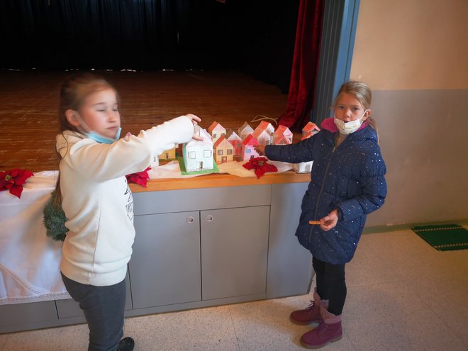 Otroci so prispevali vasico iz papirja. Fotografije: Milan Glavonjić
