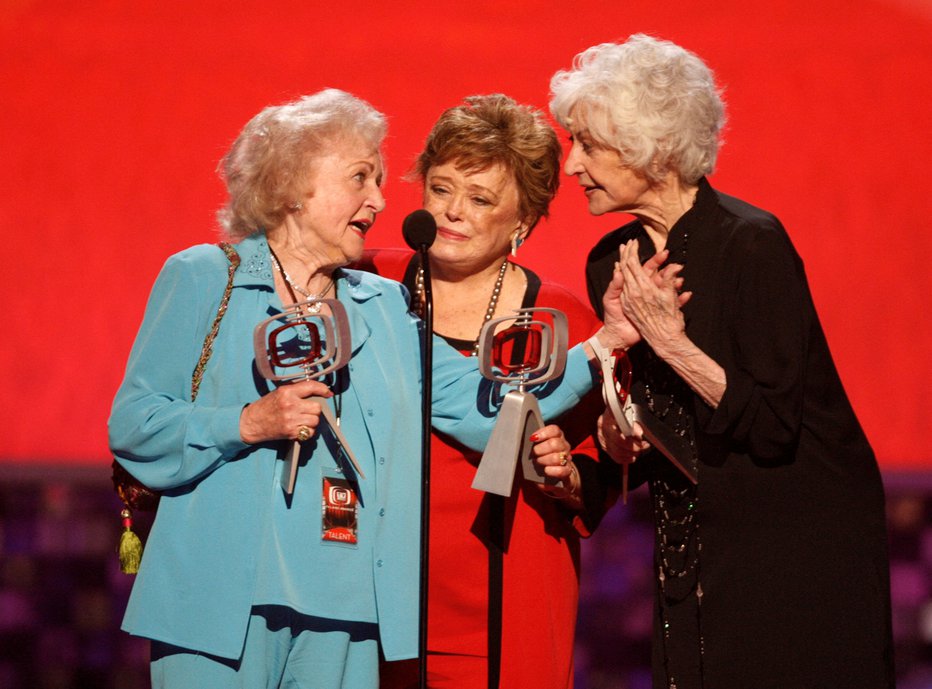 Fotografija: Zlata dekleta Betty White, Rue McClanahan in Bea Arthur so leta 2008 prejele posebno nagrado za prispevek ameriški pop kulturi. FOTO: Fred Prouser/Reuters

