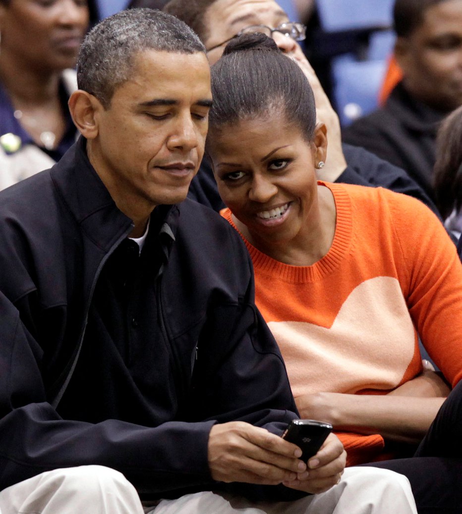 Fotografija: Ameriški predsednik Barack Obama z ženo med košarkarsko tekmo leta 2011 FOTO: Yuri Gripas/Reuters
