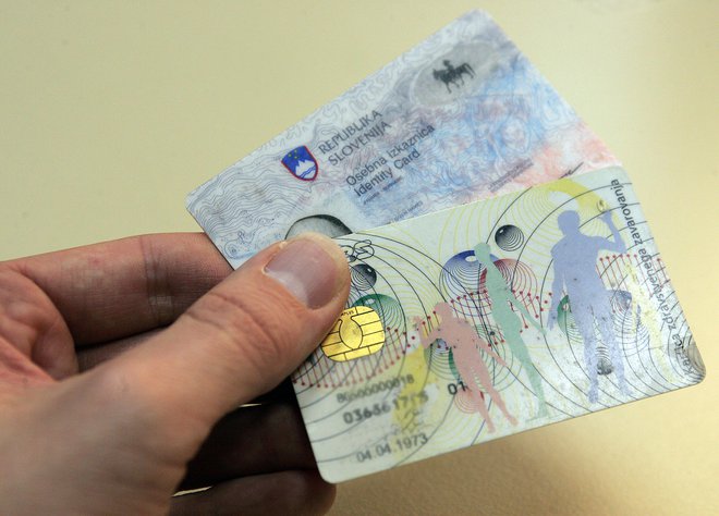Biometrične izkaznice prinašajo nekaj novosti. FOTO: Blaž Samec, Delo
