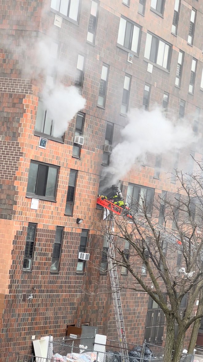 Tako hudega požara newyorški gasilci ne pomnijo že 30 let. FOTO: Tanisha Ashe/Reuters
