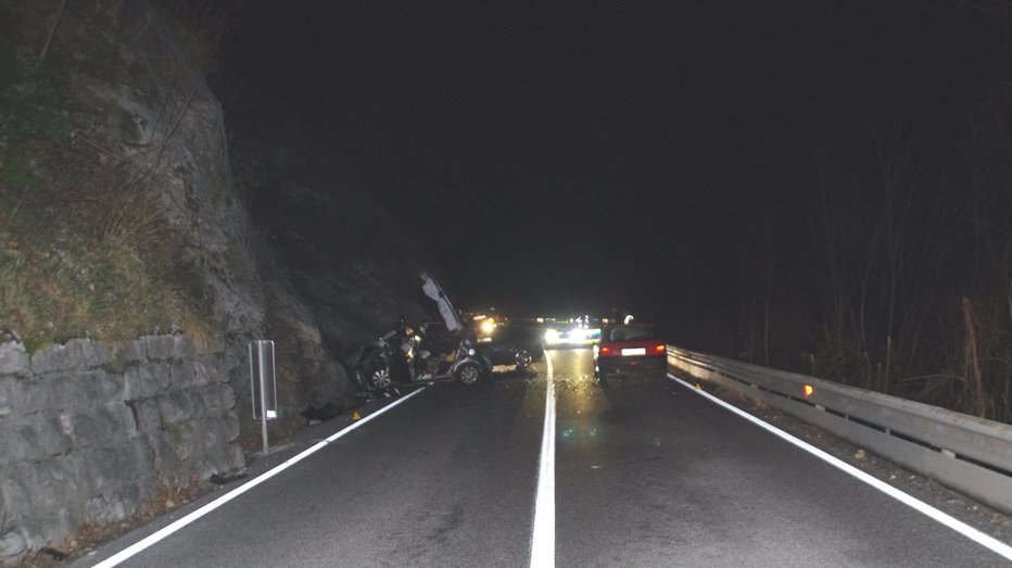 Fotografija: Nesreča se je zgodila pred železniškim nadvozom v Solkanu. FOTO: PU Nova Gorica
