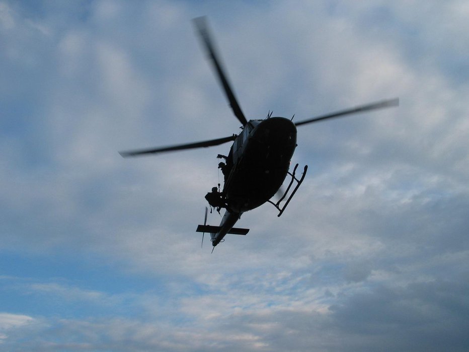 Fotografija: S helikopterjem so prepeljali umrlega v dolino. FOTO: Boštjan Fon
