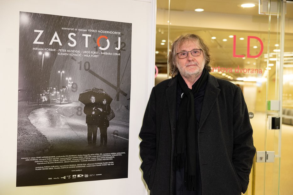 Fotografija: Vinko Möderndorfer pred plakatom za svoj zadnji film, ki je postal kulten še pred slovensko premiero.
