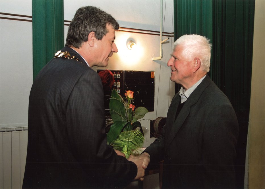 Fotografija: Franček Fekonja (desno) prejema priznanje Jurijev zlatnik iz rok župana Petra Škrleca. FOTO: Občina Sv. Jurij
