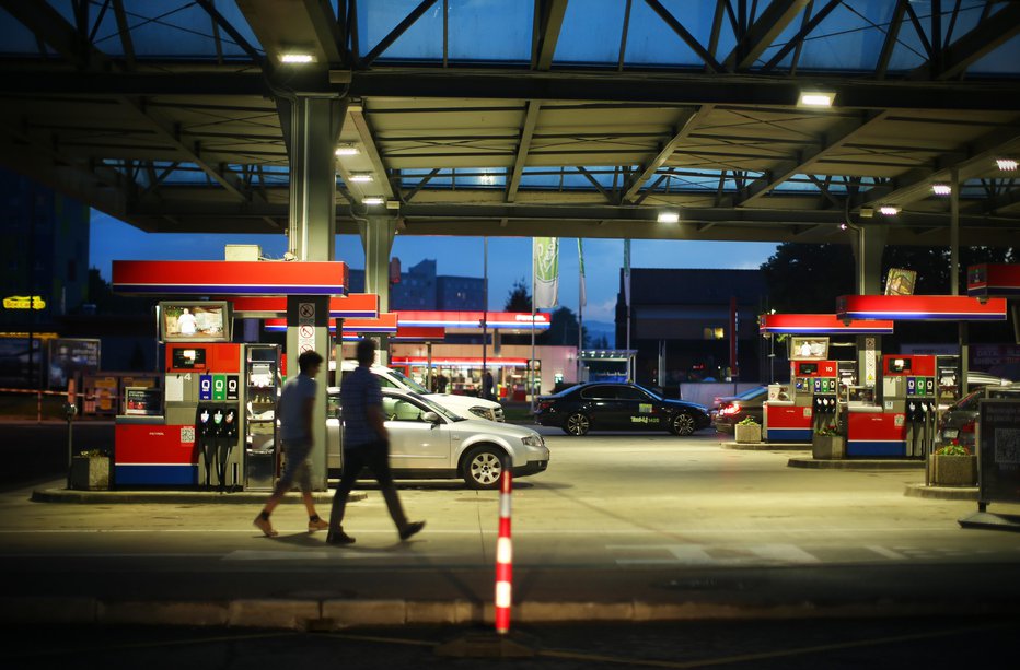 Fotografija: Petrolov bencinski servis. FOTO: Jure Eržen, Delo
