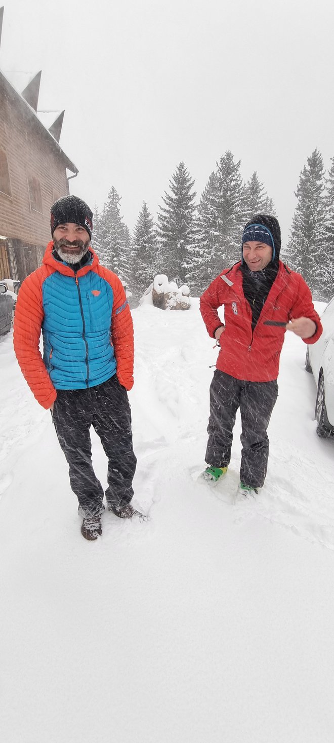 Matjaž Šerkezi in Damjan Kočar sta se v snežnem metežu počutila izvrstno. FOTOGrafije: Boštjan Fon
