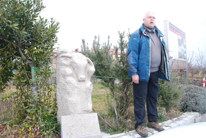 Turistični vodnik Bogdan Macarol ob izklesani skulpturi vola
