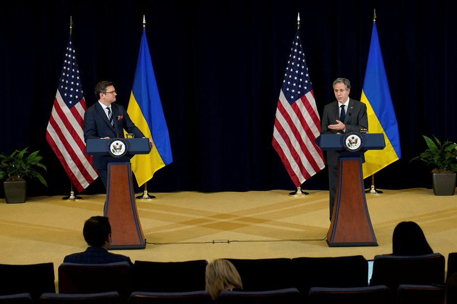 Fotografija: Ameriški državni sekretar Antony Blinken med srečanjem z zunanjim ministrom Ukrajine Dmitrom Kulebo. FOTO: Pool Reuters
