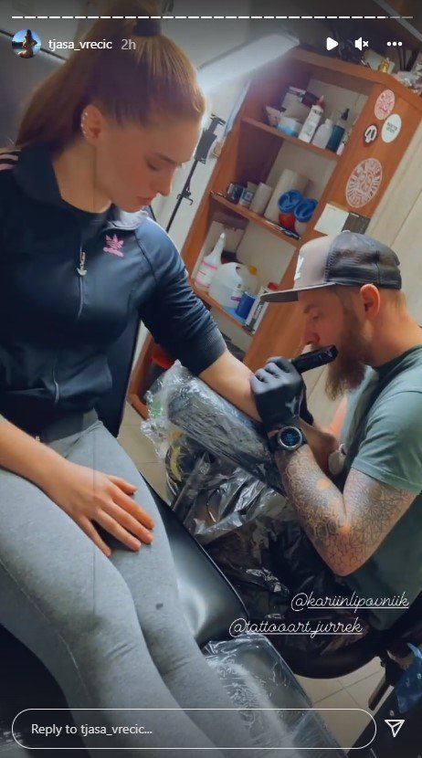Tjaša pri tetovatorju. FOTO: Instagram, zaslonski posnetek
