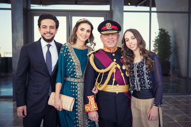 V neprijetnem položaju se je znašla tudi kraljica Rania, saj je na enem od računov njeno ime. FOTO: Getty Images
