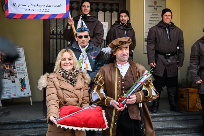 Predaja oblasti iz rok karnevalskega princa Hinka Šoštariča županji Nuški Gajšek

