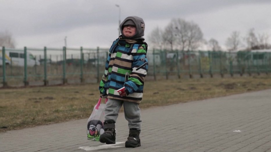 Fotografija: Deček je popolnoma sam prečkal mejo. FOTO: Reuters
