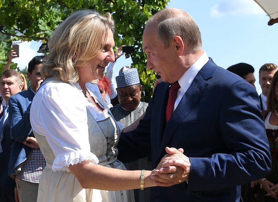 Fotografija: Karin Kneissl in Vladimir Putin. FOTO: Reuters

