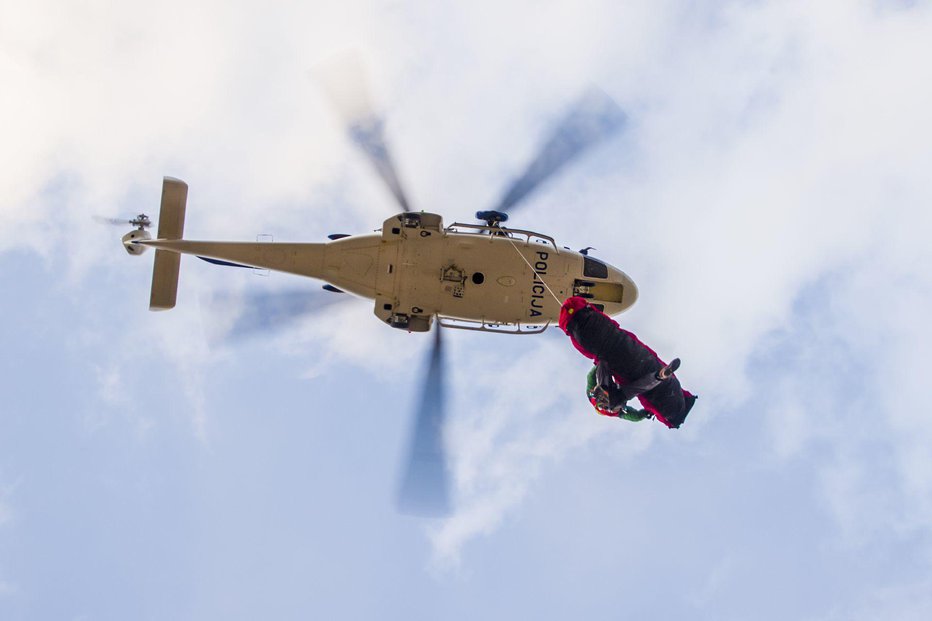 Fotografija: S helikopterjem so jo prepeljali v UKC Ljubljana. FOTO: Miljko Lesjak
