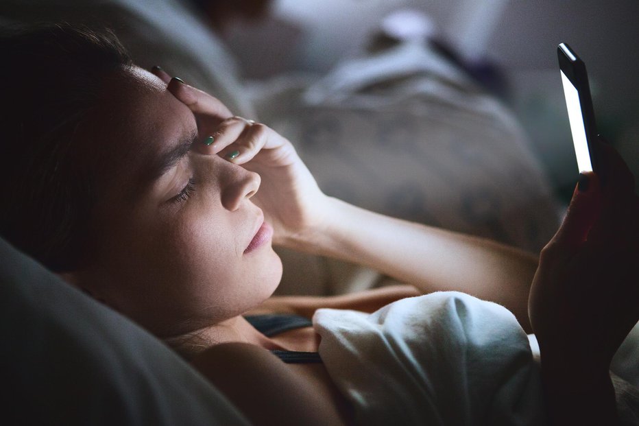 Fotografija: Zasloni so nevarni motilci nočnega počitka. FOTO: Alessandrophoto/Getty Images

