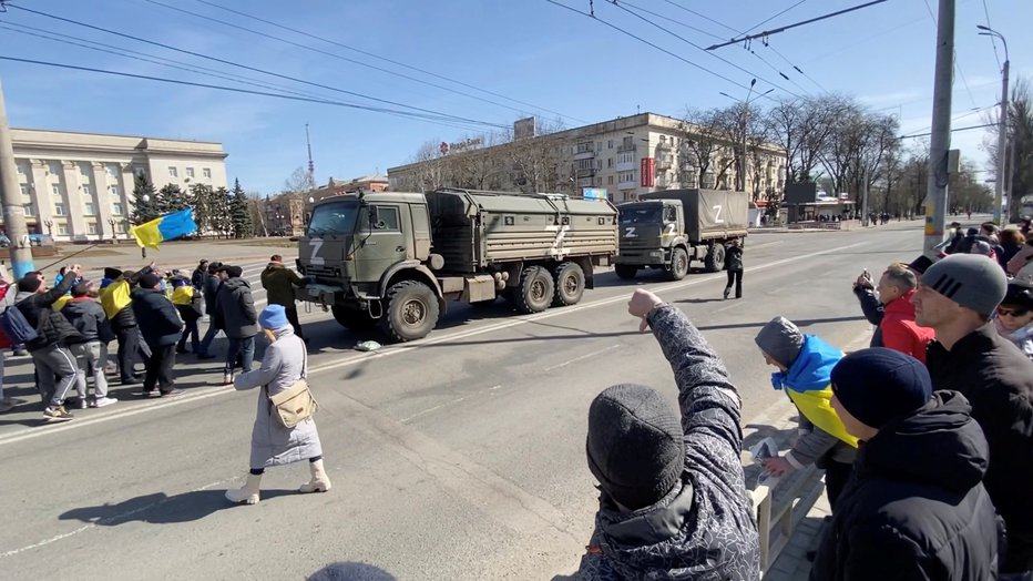 Fotografija: Protestniki v Hersonu kričijo na ruska vojaška vozila in vojake: »Odidite domov!« FOTO: Handout Via Reuters
