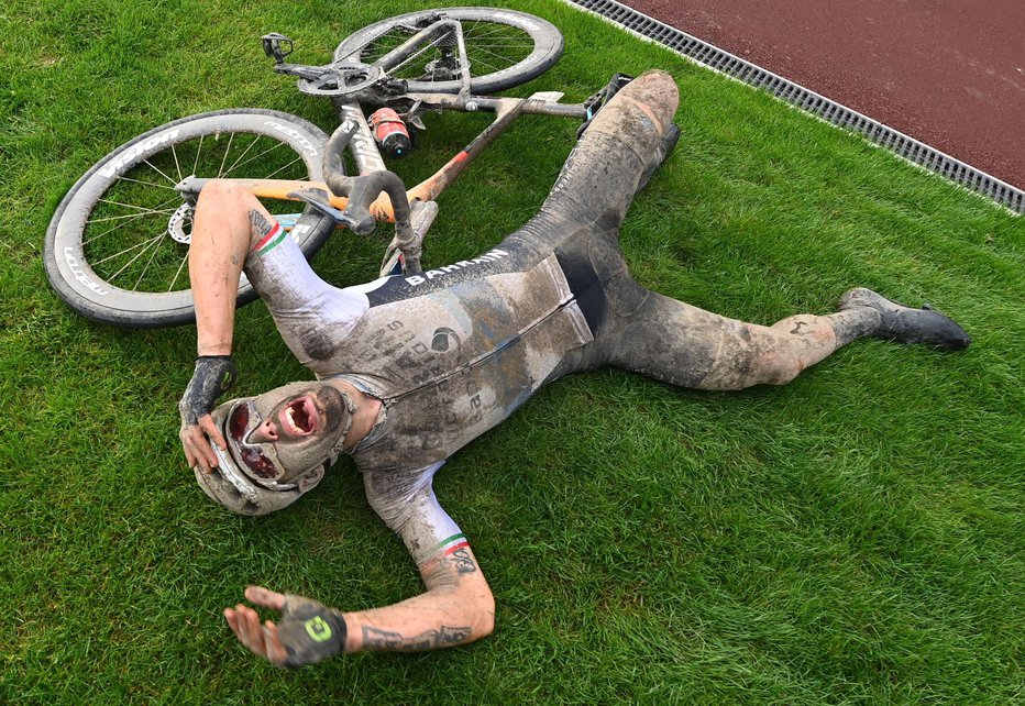 Fotografija: Sonny Colbrelli se je lani takole veselil prestižne zmage na dirki Paris–Roubaix. FOTO: Vincent Kalut Pool, Via Reuters
