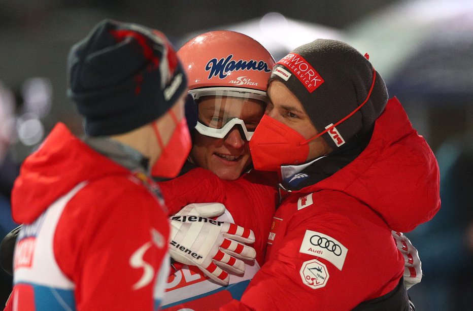 Fotografija: Avstrijci imajo novega skakalnega junaka: Daniel Huber proslavlja v objemu kolegov iz reprezentance. FOTO: Lisi Niesner/Reuters
