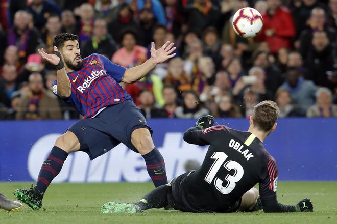 Luis Suarez je drugi najboljši strelec Barcelone proti Janu Oblaku, toda zdaj sta soigralca pri Atleticu. FOTO: Pau Barrena/AFP