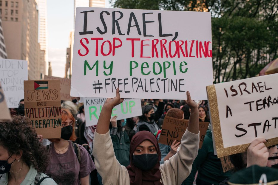Fotografija: Protesti proti izraelskemu pregonu Palestincev so ta teden potekali tudi v New Yorku. Foto: Scott Heins/AFP