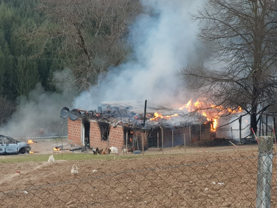 Fotografija: Goreče hiše si niso upali gasiti zaradi možnosti eksplozije. FOTO: Bogdan Miklič
