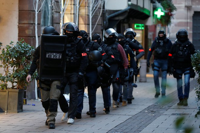 Predstavniki francoske policijske posebne enote in intervencijske brigade (BRI). FOTO: Reuters