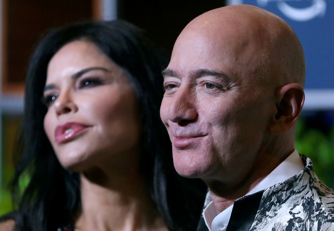 Jeff Bezos in Lauren Sanchez sta se 16. januarja letos prvič javno sprehodila po rdeči preprogi na Amazonovem dogodku v indijskem Mumbaju. FOTO: Francis Mascarenhas/Reuters