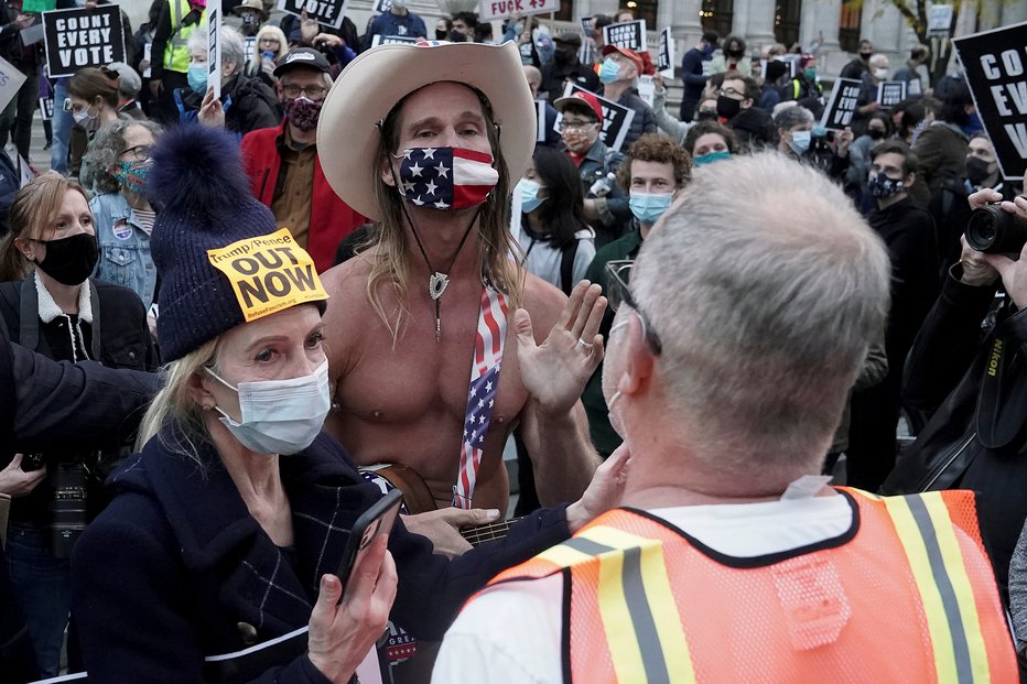 Fotografija: Nekateri podporniki republikanskega predsednika Trumpa bi ustavili štetje glasovnic. FOTO: Carlo Allegri/Reuters