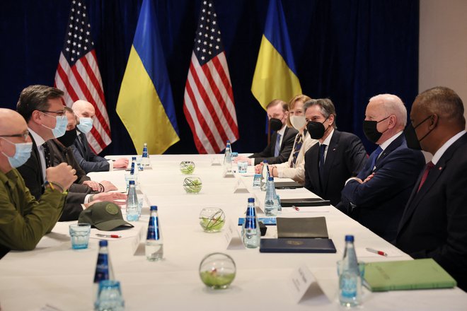 Joe Biden in člani njegove administracije z Dmytrom Kulebo in ministrom Oleksijem Reznikovom. FOTO: Evelyn Hockstein Reuters
