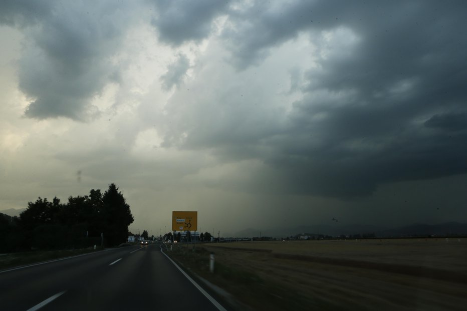 Fotografija: V številnih krajih so imeli nevihte, grozile so tudi strele. FOTO: Uroš Hočevar