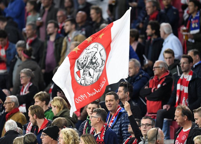 Ajaxovo zgodbo so prepoznali tudi navijači. Prav v torek so zrušili rekord obiska nogometne tekme na štadionu za 140 milijonov evrov: dvoboj Ajaxa in Benfice si je ogledalo 53.379 navijačev.
