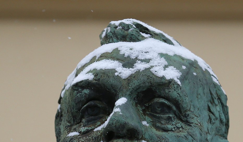 Fotografija: Kip Alfreda Nobela pred norveškim Nobelovim inštitutom v Oslu.  FOTO: Reuters