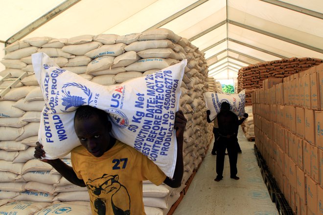 Svetovni program za hrano (WFP) na leto oskrbi 90 milijonov ljudi. FOTO: James Akena/Reuters
